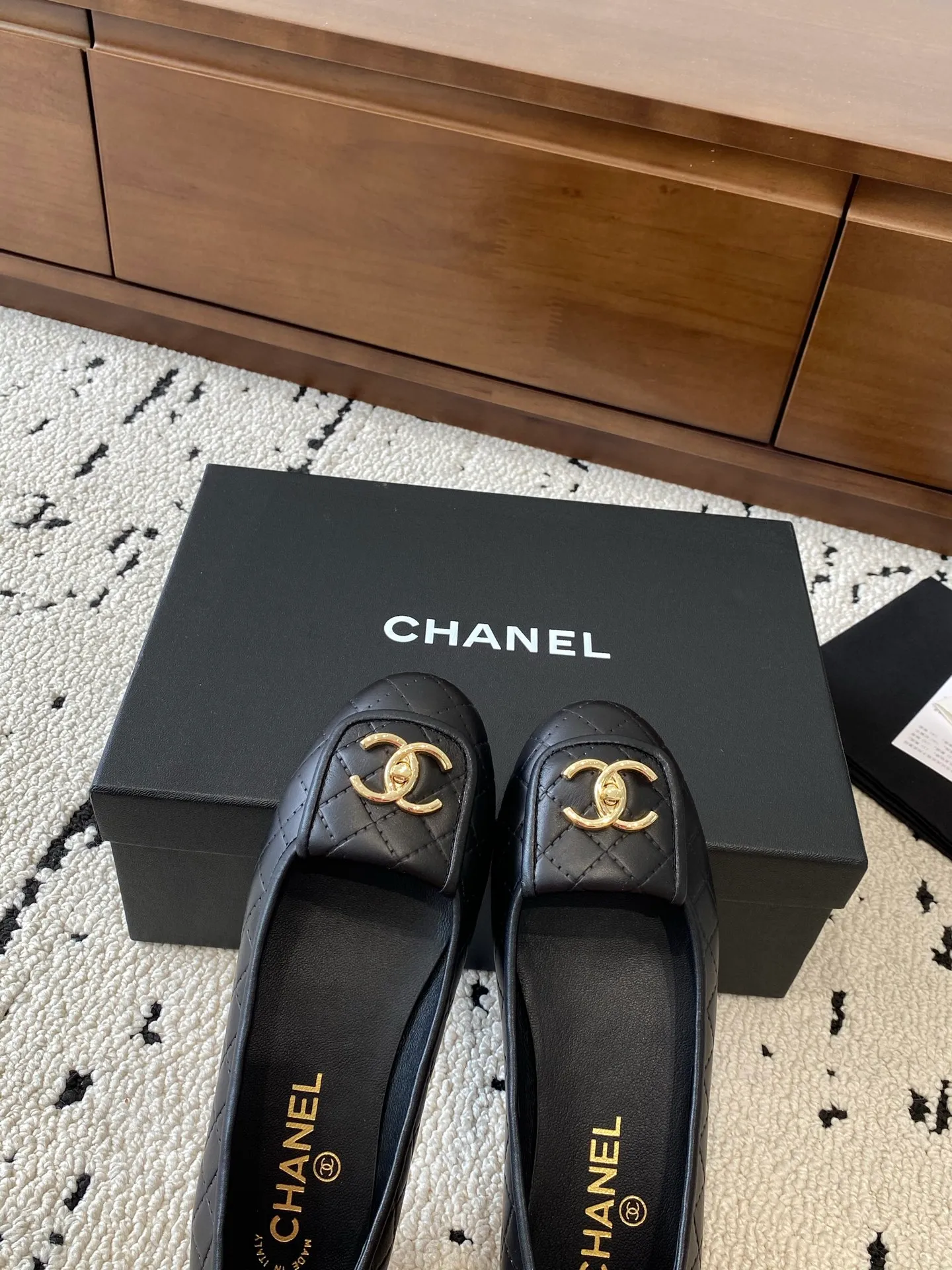 👟👟Ex-factory price 580👟👟 🍀CHANEL2025 new autumn and winter style, Mary Jane leather Chanel Xiaoxiang C home flat shoes Comfortable Mary Jane shoes Catwalk haute couture customization, simple yet sweet and playful Solid color fabric is refreshing and easy to wear Buckle design shoes are more heeling Upper: Customized sheepskin Inner foot pad: sheepskin Sole: Italian genuine leather sole Code number: 35-40 (40 customized items are non-refundable) 👉 👉